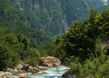 Tronditëse në rrugën e Thethit, një gur gjigant bie mbi makinë dhe përfundon në kabinë, turistët shpëtojnë për mrekulli