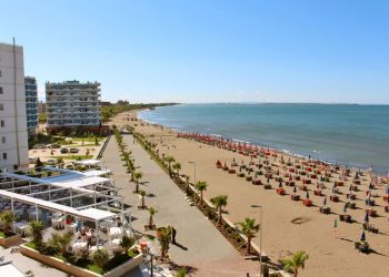 Momente ankthi në Shëngjin: Shmanget tragjedia, shpëtohen nga mbytja nënë e bir