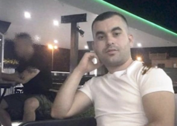 Ekzekutoi ish vjehrrin, plagosi ish vjehrrën dhe rrëmbeu ish të fejuarën, RENEA niset drejt Roskovecit për 35 vjeçarin e armatosur. Familjarët: “Do të fejohemi sërish ose do ju vras të gjithëve”, “Pa mua s’ke jetë”, “Policia e kapte, prokuroria e nxirrte”