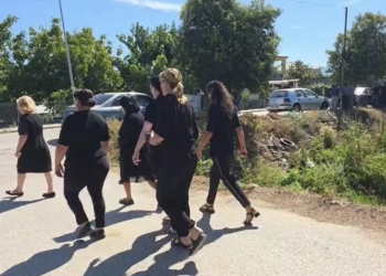 Familja Plaka në Roskovec hap dyert e mortit, sot përcillen për në varreza dy bashkëshortët e vrarë nga ish-dhëndri