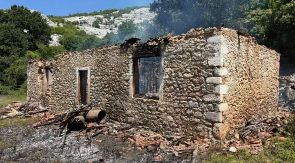 Lamtumira e fundit për nënën dhe dy fëmijët që humbën jetën në zjarrin tragjik në Shkodër