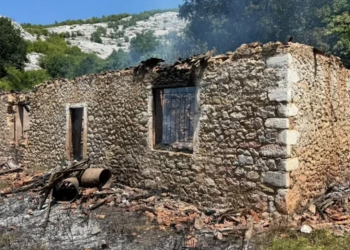 Lamtumira e fundit për nënën dhe dy fëmijët që humbën jetën në zjarrin tragjik në Shkodër