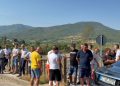 Punimet në Koridorin VIII izolojnë fshatrat në Librazhd, banorët në protestë: Pa makina e transport publik, si do të lëvizim?