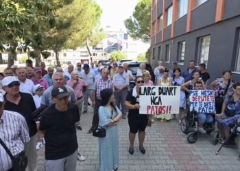 “Larg duart nga Patosi”/ Qytetarët ngrihen në protestë kundër reformës territoriale: Nuk pranojmë bashkimin me Fierin