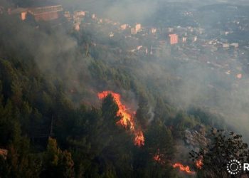 Zjarret kërcënojnë Krujën, nis evakuimi i banorëve në lagjen “Abaze”