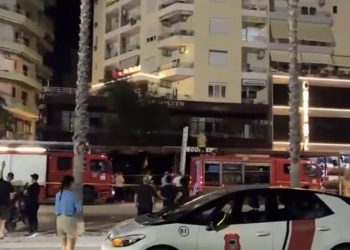 Natë tmerri në Vlorë/ Hoteli përfshihet nga flakët, pushuesit hidhen nga ballkonet! 6 të lënduar, një vajzë me djegie në thuajse 100% të trupit