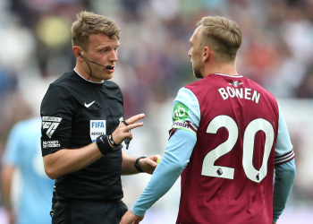Risi në Premier League, tifozët do të dëgjojnë komunikimet mes arbitrave dhe futbollistëve