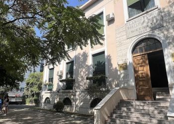 Kaos te Fakulteti i Mjekësisë/ Mungojnë formularët, studentët presin me orë për t’u regjistruar