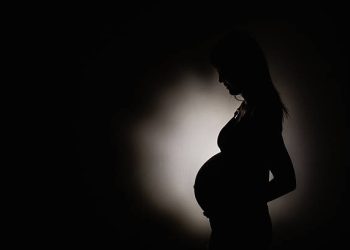 Tragjedi/ Në muajin e 7-të të shtatzënisë, 37-vjeçarja ndërron jetë rrugës për në Tiranë