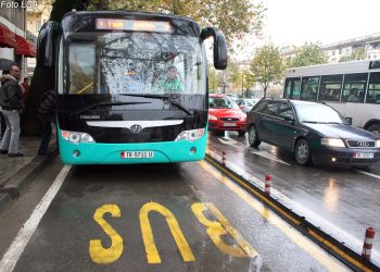 Karburantet “godasin” transportin publik, nga sot reduktohet deri në 30% flota e autobusëve