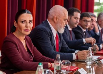 “Ushtarët” e Belindës dhe patronazhistët e Ramës/ Vërtet u habit njeri? Ministrat ikin, “mbretëresha” mbetet dhe shteti vazhdon si pronë partie
