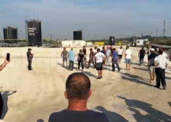 Thellohet përplasja me Bankers/ Banorët e Marinzës bllokojnë naftën: “As operatorë, as autobotë në tokat tona”