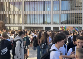 Nis viti i ri shkollor, 25 mijë fëmijë ulen për herë të parë në banka/ Deri 37 mijë lekë fatura për një nxënës, Profesori: Mësojuni reagimin dhe dashurinë, jo gojëkyçjen