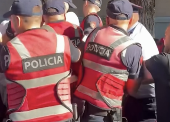 Qeveria përdor sërish Policinë kundër protestës/ 20 qytetarë nën procedim pas tubimit, të tjerë merren me forcë këtë të hënë