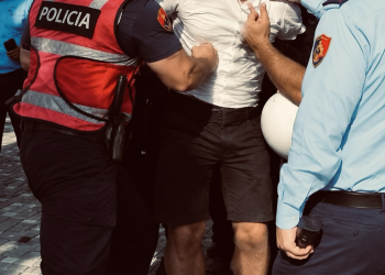 U godit me grusht nga polici, protestuesi rikthehet sonte në shesh: “Nuk u godita vetëm unë! Të bashkohemi e ta rrëzojmë këtë qeveri, poshtë korrupsioni”