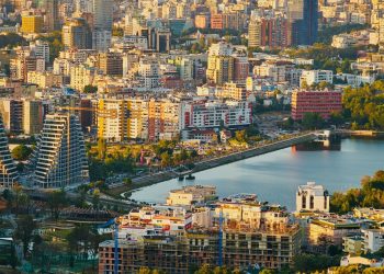 Çmimet e pronave janë rritur me shpejtësi, Moody’s paralajmëron Shqipërinë: Një rënie e fortë mund të godasë bankat