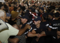 14 protestues në pranga pas bllokimit të Kryeministrisë, Policia: Kundërshtuan efektivët