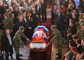 Serbia përcjell me nderime ushtarake kriminelin e luftës Ratko Mlladiç/ BE: Glorifikim shokues, rrezikohet rruga europiane