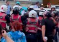 Kush ia dha të drejtën policisë së partisë të marrë protestuesit?/ Rreth 20 në komisariat, 19 lirohen; uniformat pastrojnë protestën për pushtetin, Rama sulmon kritikët