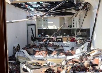 Zjarri shkrumbon banesën në Fier, gruaja pëson djegie të rënda! Familja me 4 anëtarë mbetet pa strehë