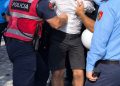 Goditi me grusht protestuesin e shoqëruar, pezullohet polici i “Shqiponjave”