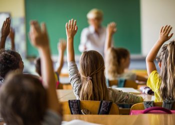 “Pas Shkolle” kthehet në detyrim: Nuk regjistrohesh, mësimin e bën pasdite! Prindërit kundër vendimit: “Fëmijët po diskriminohen”