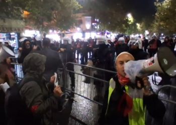 “Kush voton kundër reformës, përjashtohet”/ Rama kërcënon deputetët, mbledhja vijon qetësisht, qytetarët protestojnë në shi kundër shkrirjes së bashkive
