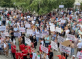 Reforma që shkrin 15 bashki hyn sot në votim mes protestave/ Banorët e Poliçanit zbresin para Kuvendit, PS avancon hartën me vetëm 46 bashki