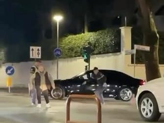 Goditën me vezë makinën e Ramës, gjykata shpall të paligjshme arrestimet: A do të mbajnë përgjegjësi penale policët?