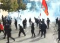 Policia që paguajmë për të na mbrojtur, shërbëtore e qeverisë: Nuk ndjehet për bizneset, por godet me gurë gjimnazistët për të mbrojtur selinë e PS-së!