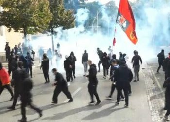 Policia që paguajmë për të na mbrojtur, shërbëtore e qeverisë: Nuk ndjehet për bizneset, por godet me gurë gjimnazistët për të mbrojtur selinë e PS-së!