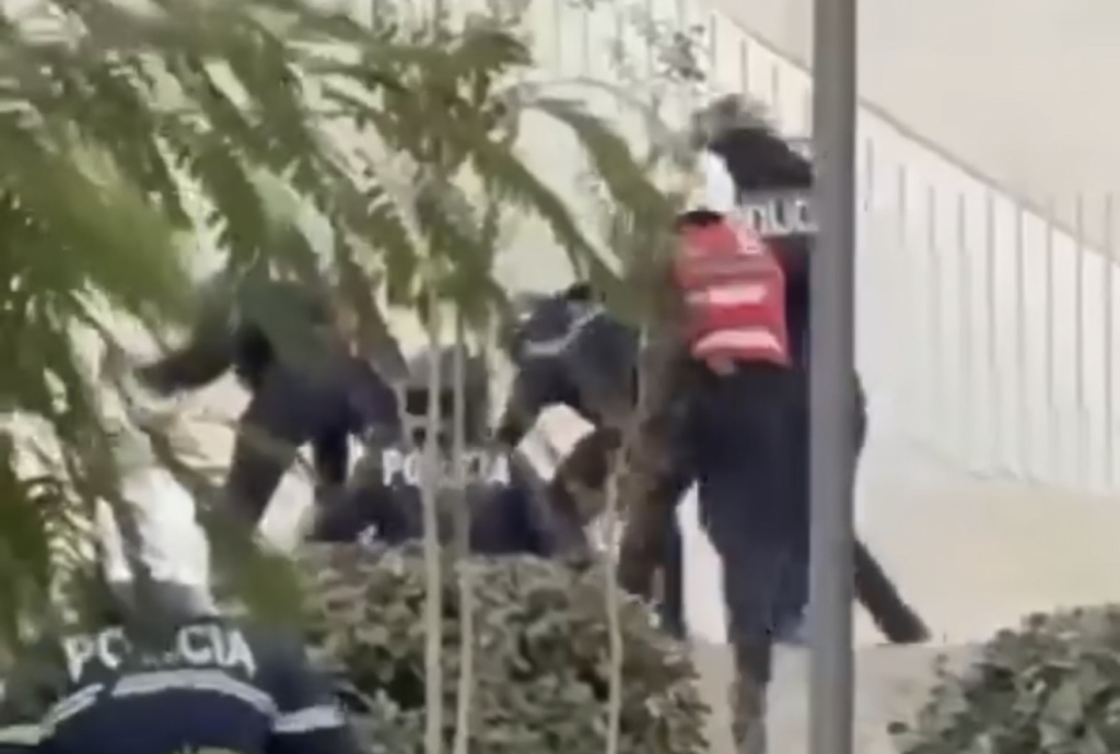 SKANDALOZE  Personi i dhunuar brutalisht në protestë nga policia është turist amerikan  flet avokati